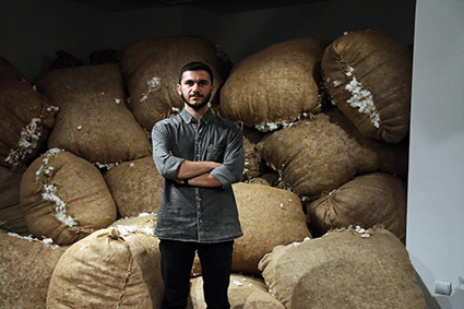 پنبه‌های ۳۰ میلیونی، این نمایشگاه یک روایت جامعه‌شناسانه است