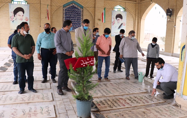 ادای احترام کارکنان حوزه هنری یزد به مقام نوجوانترین شهید دفاع مقدس